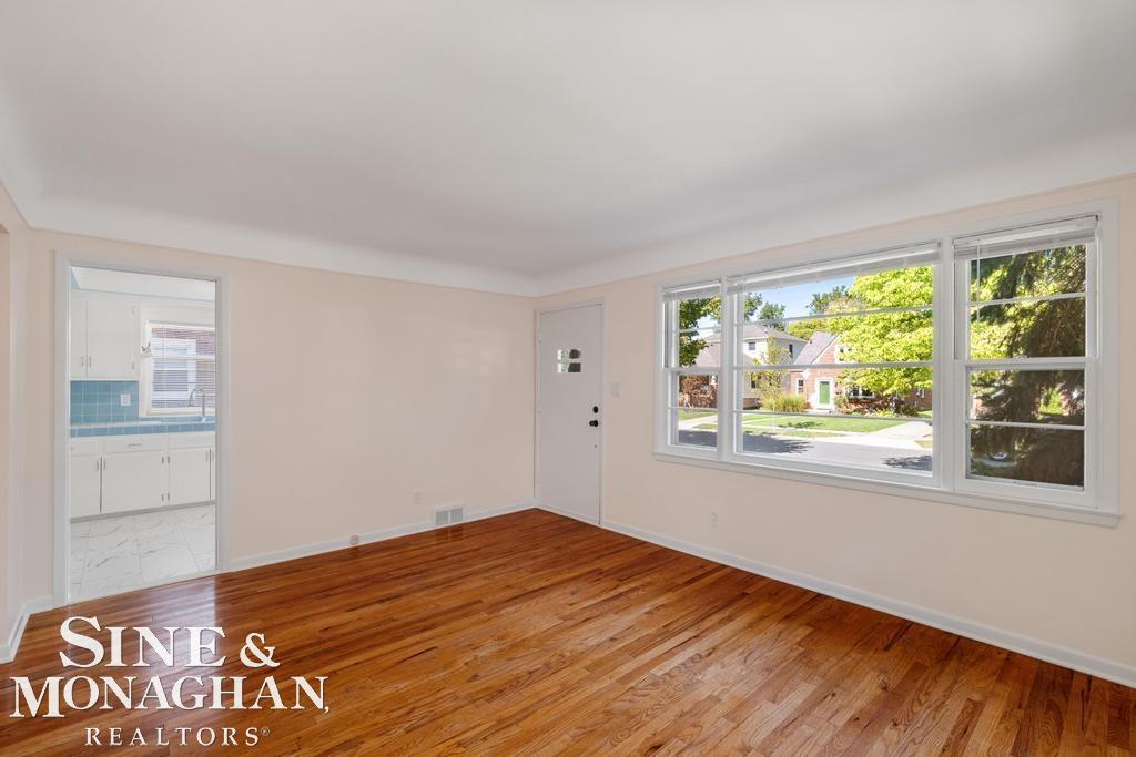 1793 Roslyn Road Grosse Pointe, MI 48236 - Photo 5 of 44 50199142-73BD35F5-2742-4B7E-99ED-EDEF4227FF77.JPG