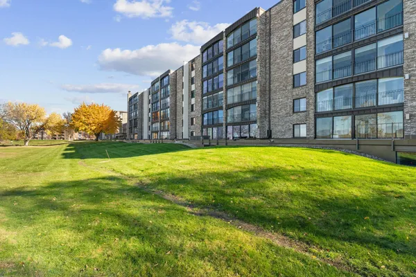 $199,000 | 1101 Sibley Memorial Highway, Unit 306, Lilydale, MN 55118