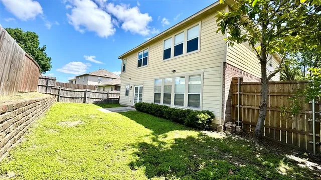 a view of a house with backyard and sitting area