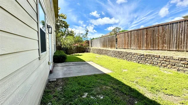 a view of a backyard with pathway
