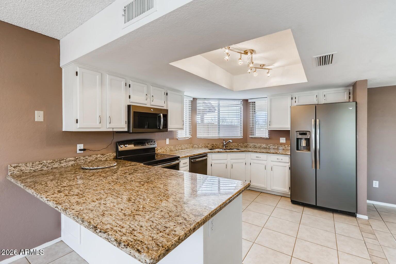 15652 North 38th Place Phoenix, AZ 85032 - Photo 9 of 22 9