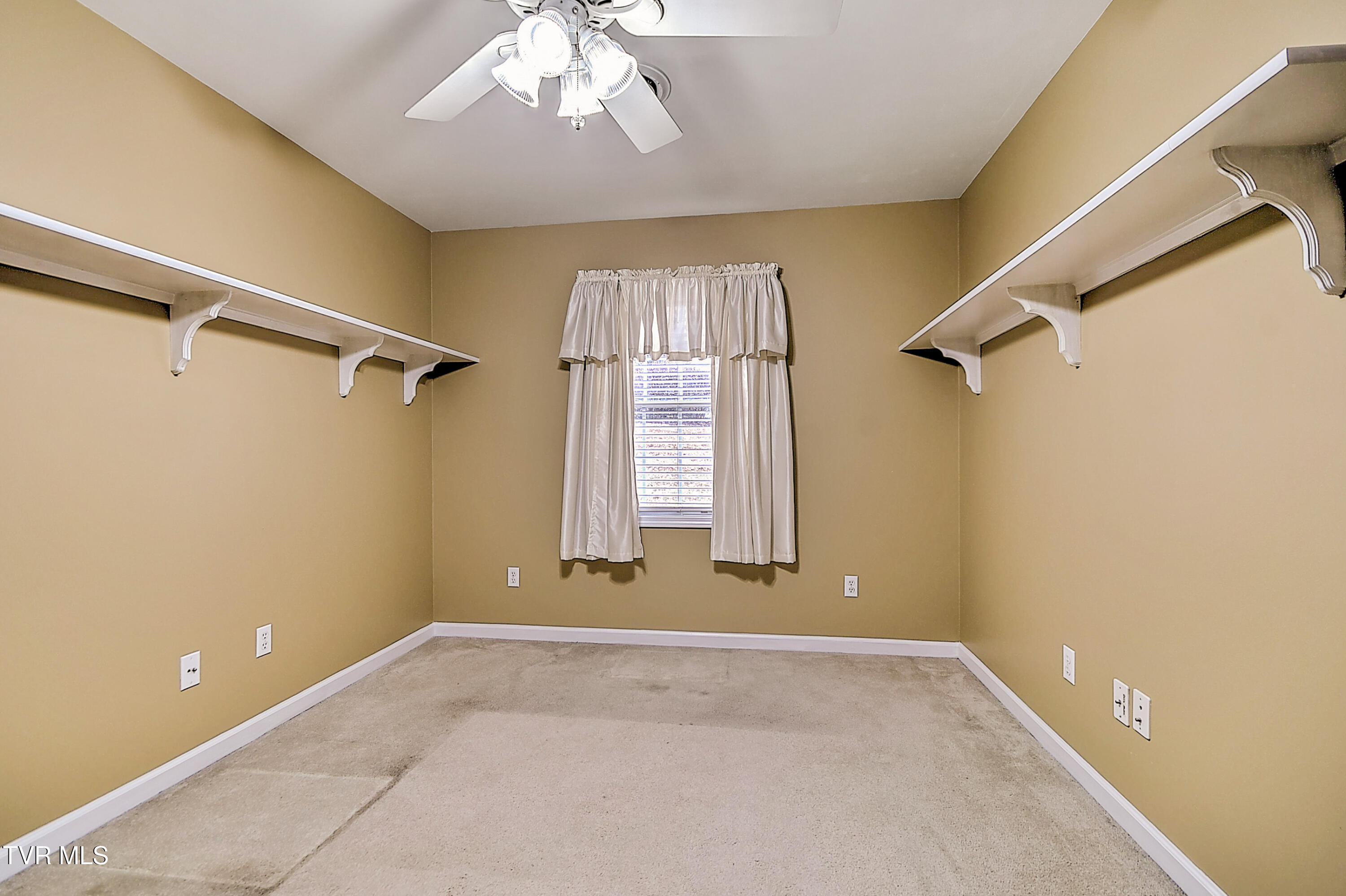 124 Cross Community Road Bristol, TN 37620 - Photo 228 of 241 129 Plainview DK-22