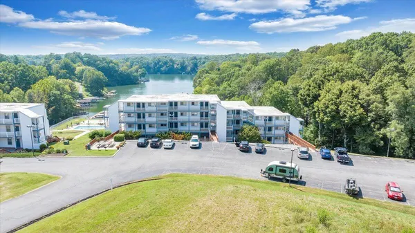 $194,950 | 1089 Bluewater Drive, Unit 411, Moneta, VA 24121