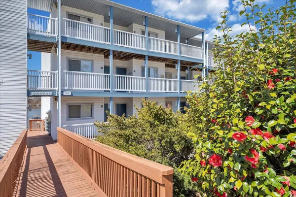 $194,950 | 1089 Bluewater Drive, Unit 411, Moneta, VA 24121