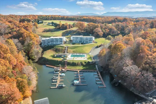 $194,950 | 1089 Bluewater Drive, Unit 411, Moneta, VA 24121
