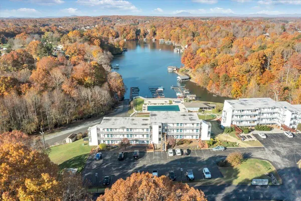 $194,950 | 1089 Bluewater Drive, Unit 411, Moneta, VA 24121