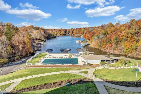 $194,950 | 1089 Bluewater Drive, Unit 411, Moneta, VA 24121