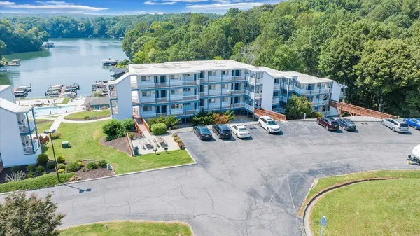 $194,950 | 1089 Bluewater Drive, Unit 411, Moneta, VA 24121