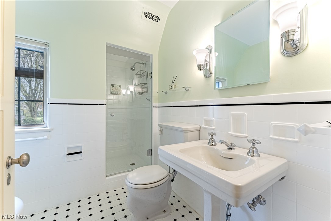 12419 Fairhill Road Cleveland, OH 44120 - Photo 23 of 35 Gallery Image 23