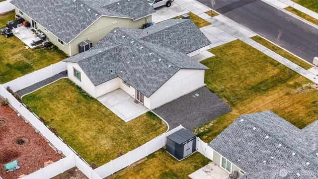 view of a house with swimming pool