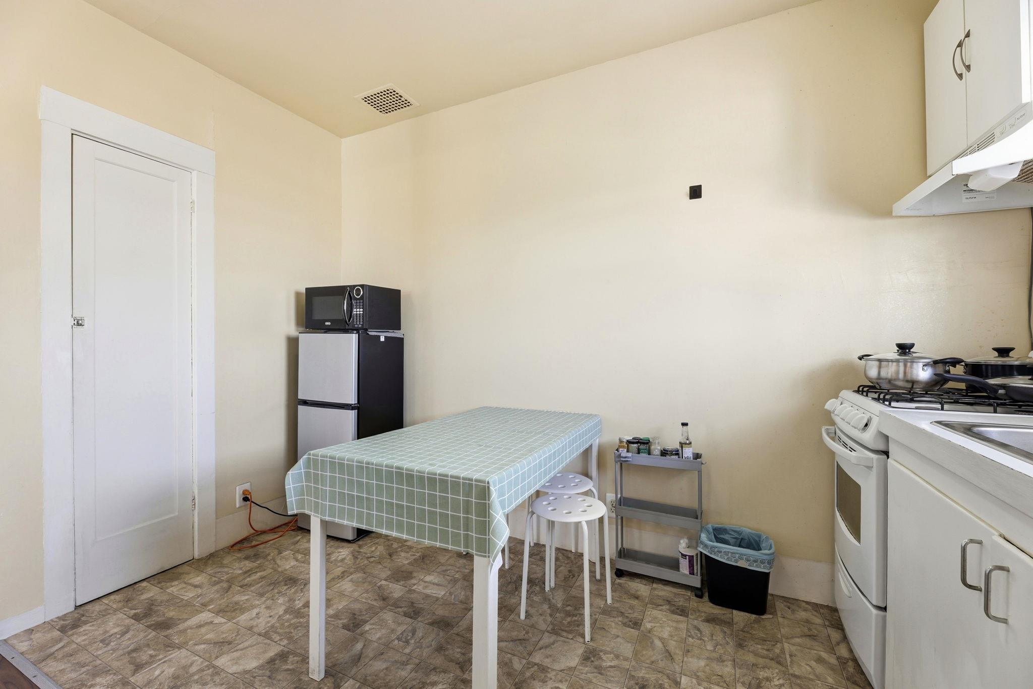 1813 Sacramento Street Berkeley, CA 94703 - Photo 18 of 31 a view of a workspace with furniture