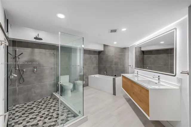 $1,495,000 | 8855 Collins Avenue, Unit 4G, Surfside, FL 33154