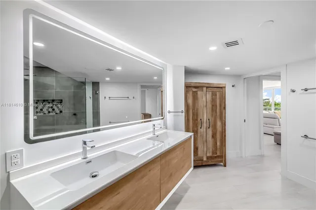 $1,495,000 | 8855 Collins Avenue, Unit 4G, Surfside, FL 33154