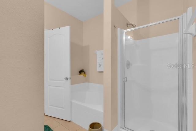 5120 Shale Ridge Trail Orlando, FL 32818 - Photo 10 of 15 a bathroom with a shower