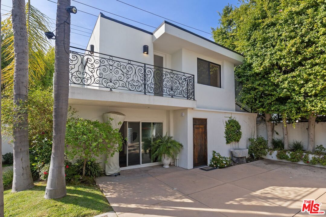 605 North Hillcrest Road Beverly Hills, CA 90210 - Photo 31 of 36 a front view of a house with garden