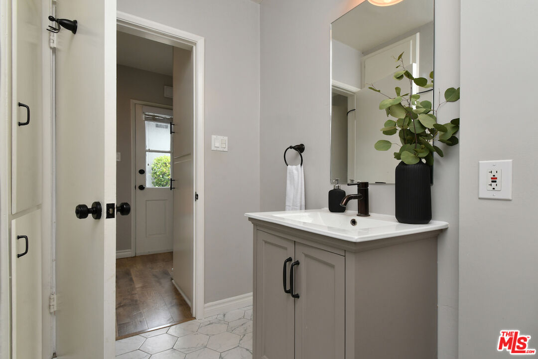 7014 Ramsgate Avenue Los Angeles, CA 90045 - Photo 33 of 41