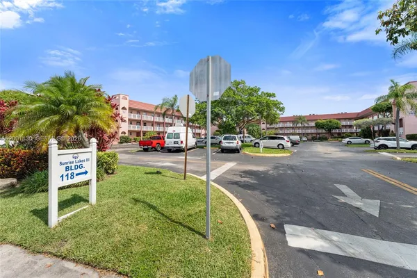 $99,000 | 9401 Sunrise Lakes Boulevard, Unit 307, Sunrise, FL 33322