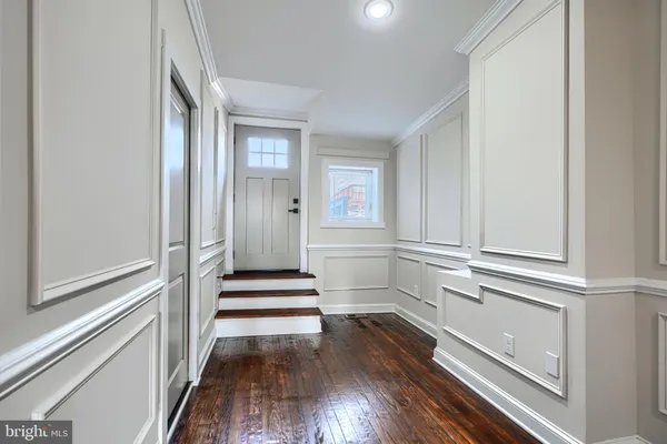 a picture of a bench in a cabinet