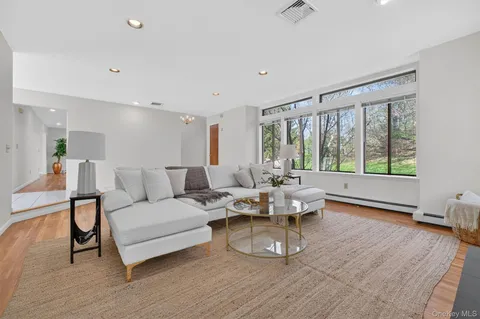 $825,000 | 7 Chardonnay Road, Cortlandt Manor, NY 10567