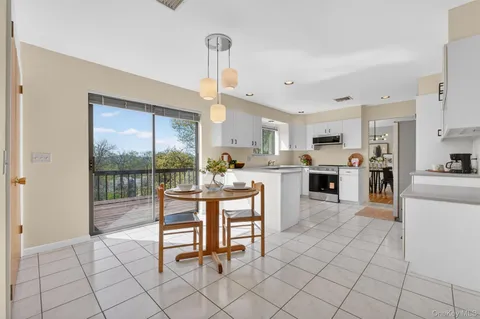 $825,000 | 7 Chardonnay Road, Cortlandt Manor, NY 10567