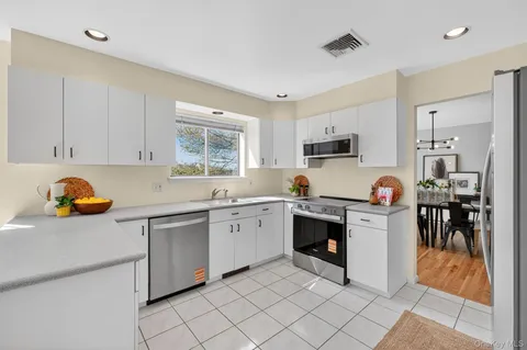 $825,000 | 7 Chardonnay Road, Cortlandt Manor, NY 10567