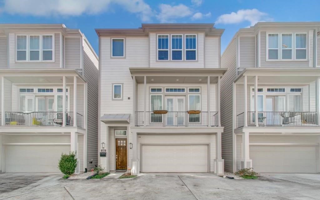 243 West 27th Street Houston, TX 77008 - Photo 1 of 31 a building with a outdoor space