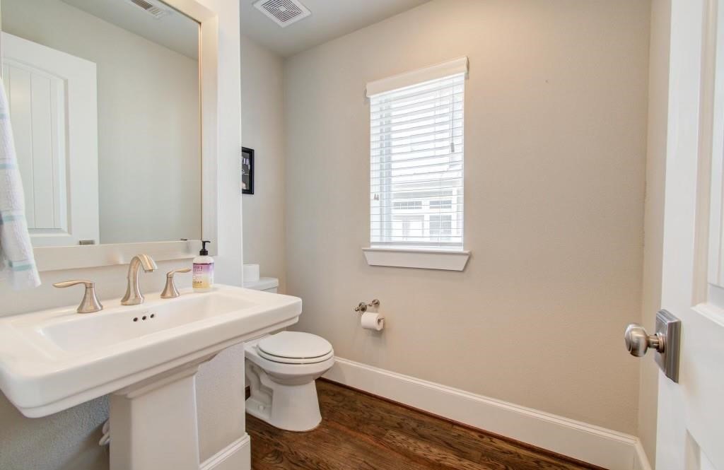 243 West 27th Street Houston, TX 77008 - Photo 16 of 31 a bathroom with a sink toilet and a mirror