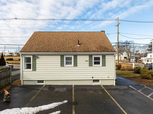 a view of house with car parked