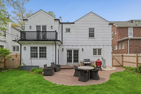 a view of a house with backyard and sitting area