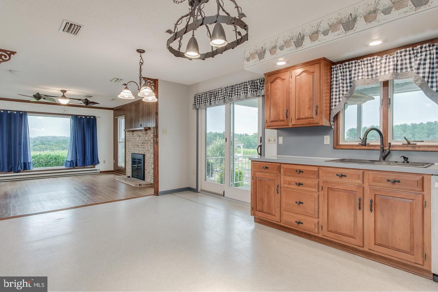 15529 Dellinger Road Williamsport, MD 21795 - Photo 25 of 42 Kitchen & Fam Room