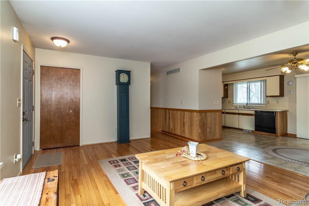 2874 Benstein Road Walled Lake, MI 48390 - Photo 6 of 37 dsc_9984.jpg