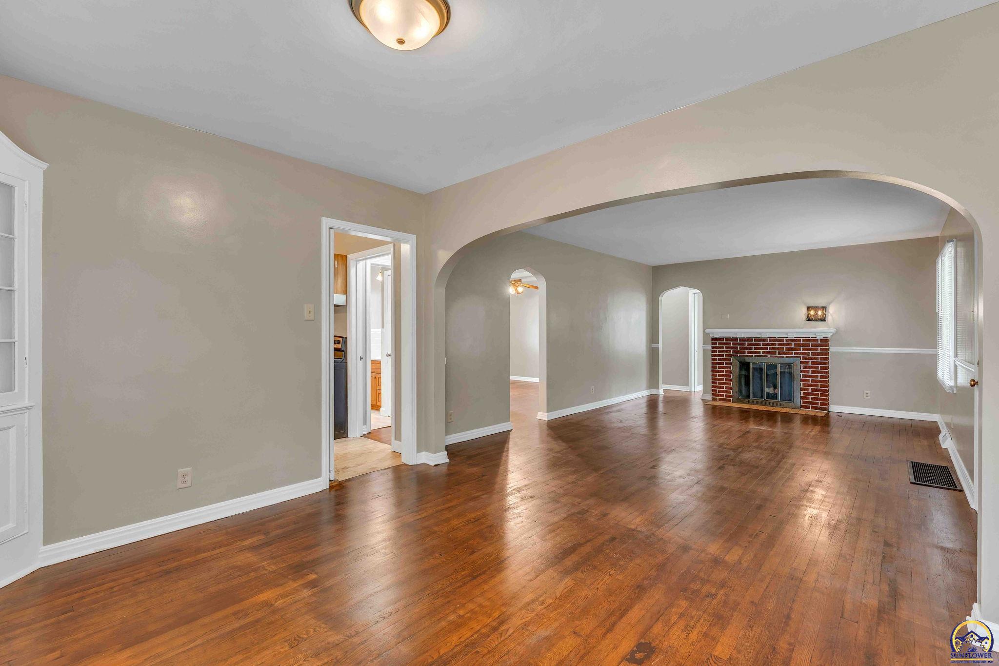 2212 Southwest Burnett Road Topeka, KS 66614 - Photo 9 of 37