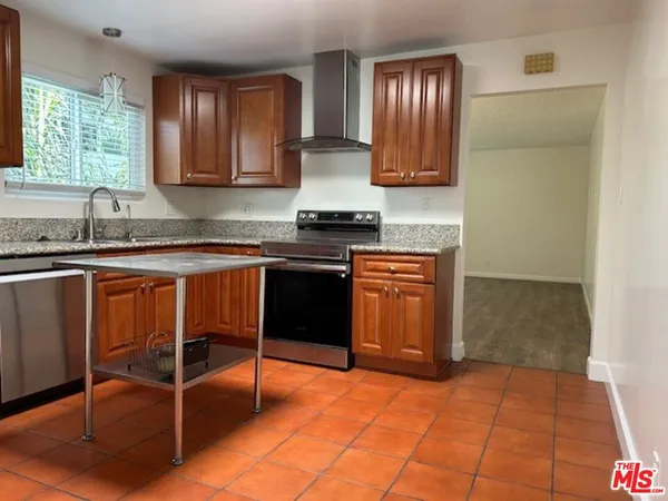 $5,985 | 36 Brooks Avenue, Unit D, Venice, CA 90291