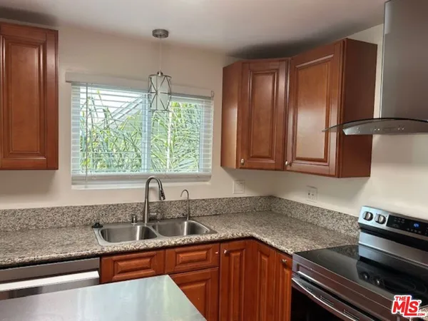 $5,985 | 36 Brooks Avenue, Unit D, Venice, CA 90291