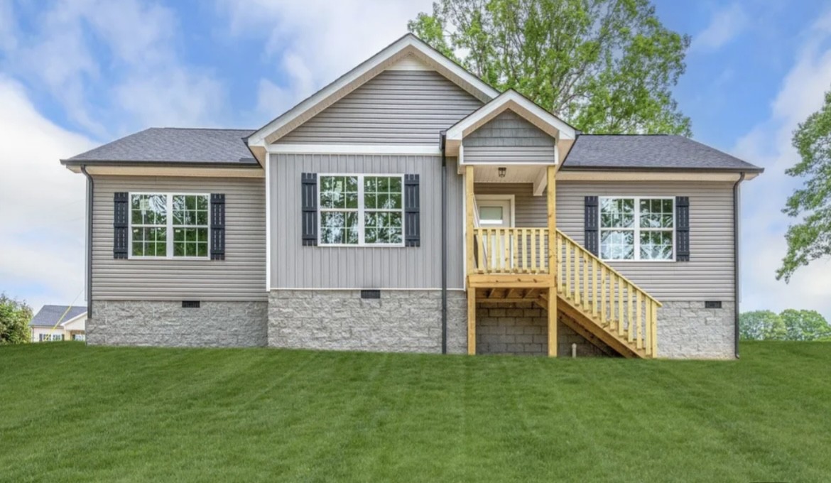 a view of an house with backyard and garden