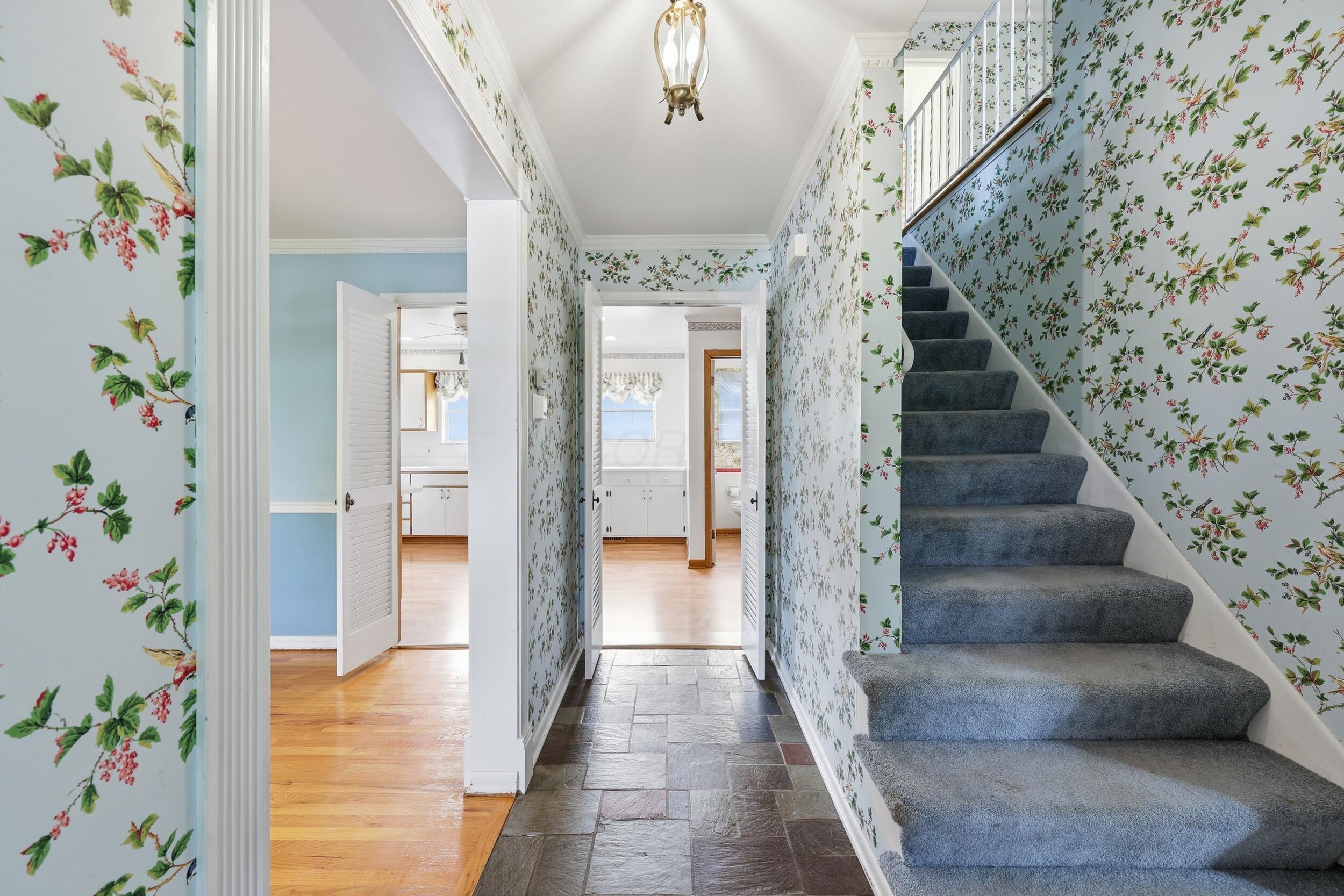 2245 Lane Road Columbus, OH 43220 - Photo 5 of 41 Front Hallway