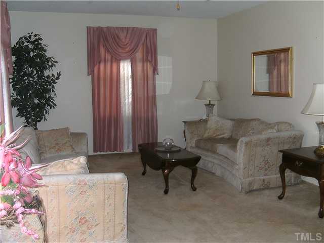 490 Ridgecrest Trail Henderson, NC 27537 - Photo 3 of 14 Living room