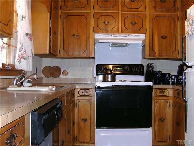 490 Ridgecrest Trail Henderson, NC 27537 - Photo 5 of 14 Kitchen with dishwasher, range and refrigerator
