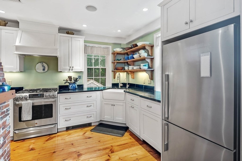 289 Main Street Hingham, MA 02043 - Photo 8 of 31
