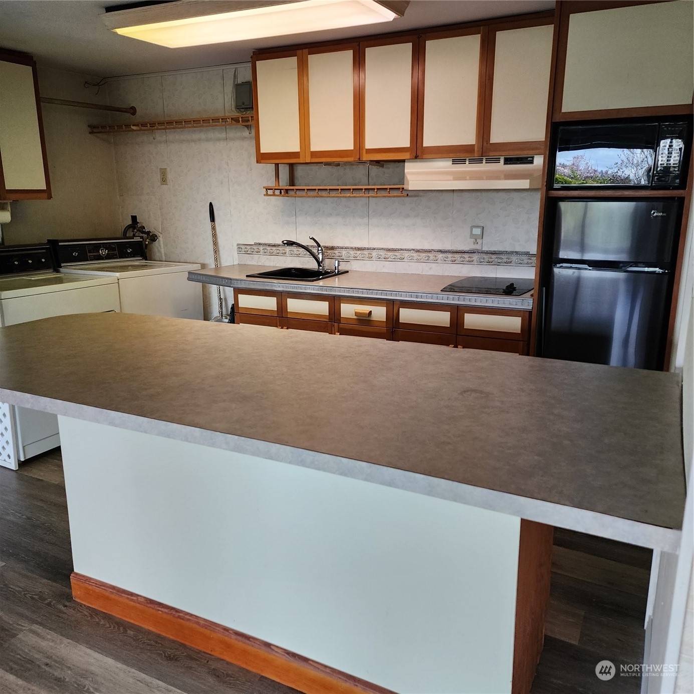 115 Monterey Place Northeast Renton, WA 98056 - Photo 22 of 35 a kitchen with stainless steel appliances granite countertop a sink a stove and a refrigerator