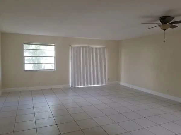 $2,000 | 720 North Dixie Highway, Unit 202, Lantana, FL 33462