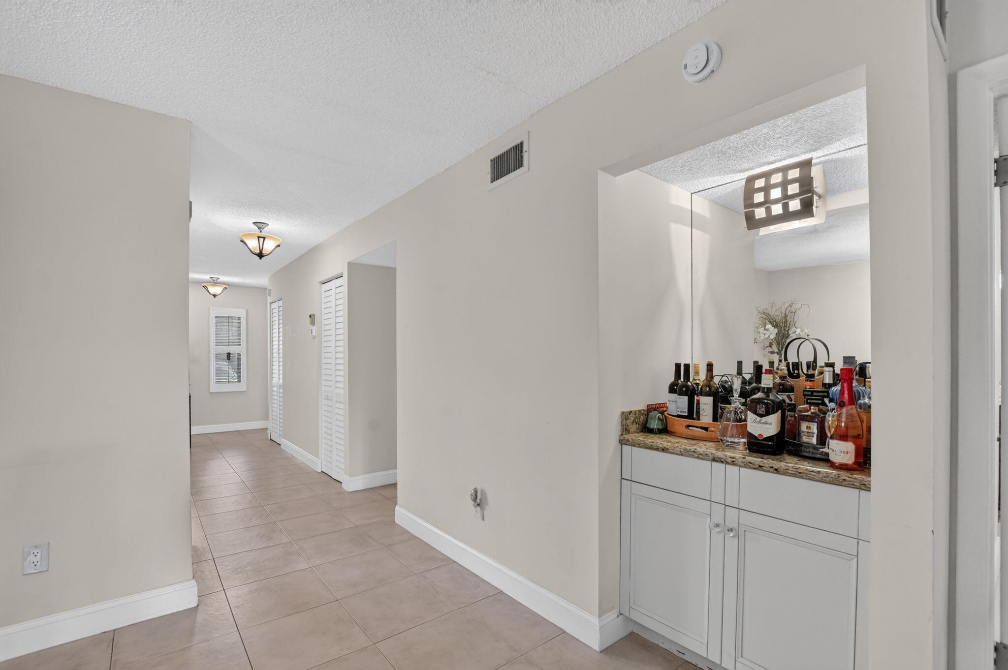 21211 Lago Circle, Unit C Boca Raton, FL 33433 - Photo 17 of 38 bar/dining