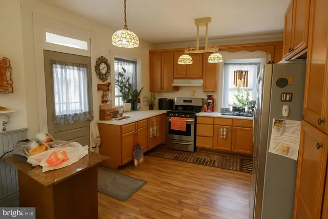 a kitchen that has a lot of cabinets in it