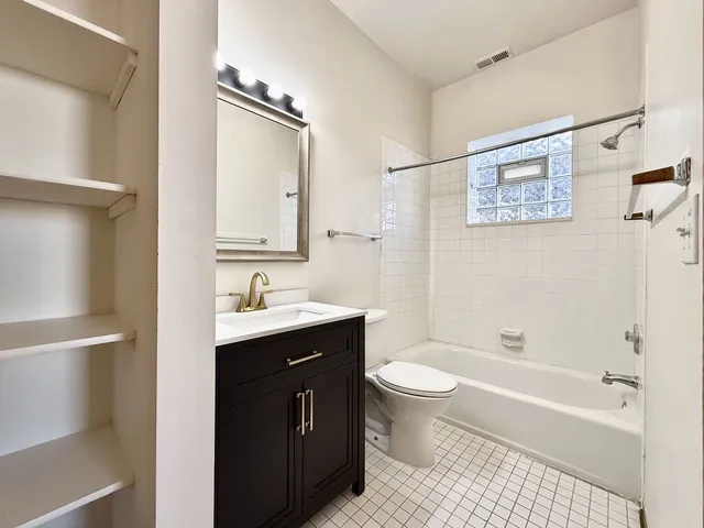 $2,325 | 1645 North Clybourn Avenue, Unit 2R, Chicago, IL 60614