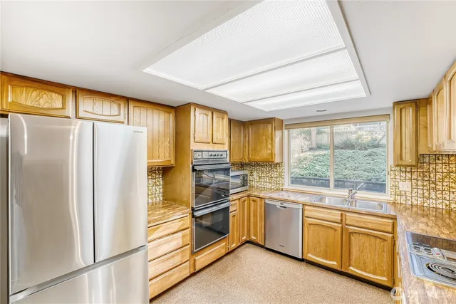 $950,000 | 4223 Northeast 205th Street, Lake Forest Park, WA 98155