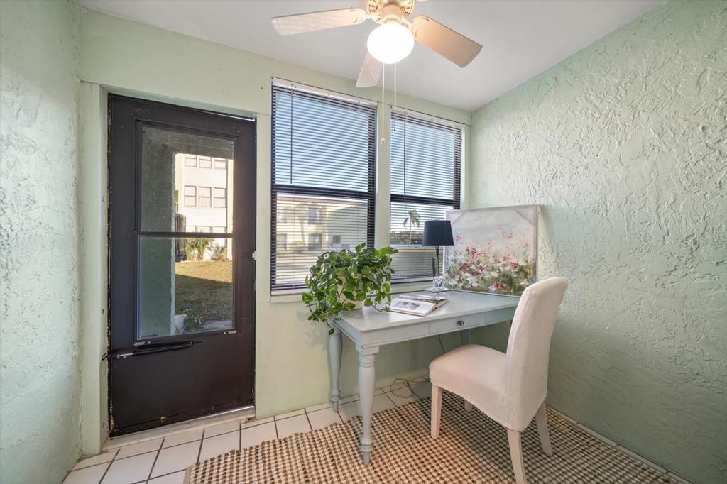1 Windrush Boulevard, Unit 45 Indian Rocks Beach, FL 33785 - Photo 23 of 53 a dining room with furniture and a potted plant