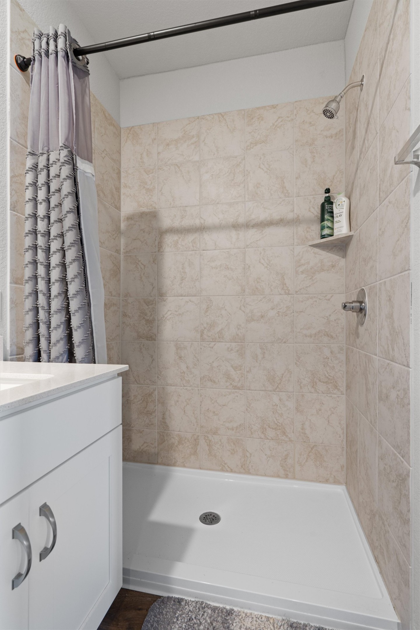 2606 Totley Road Manor, TX 78653 - Photo 14 of 28 a bathroom with a shower and a bathtub