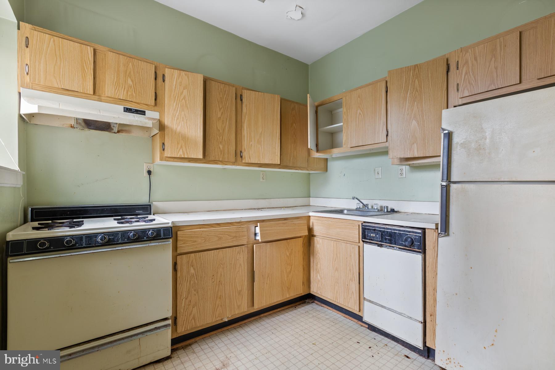 1669 Columbia Road Northwest, Unit 113 Washington, DC 20009 - Photo 11 of 25 Kitchen with room for improvement