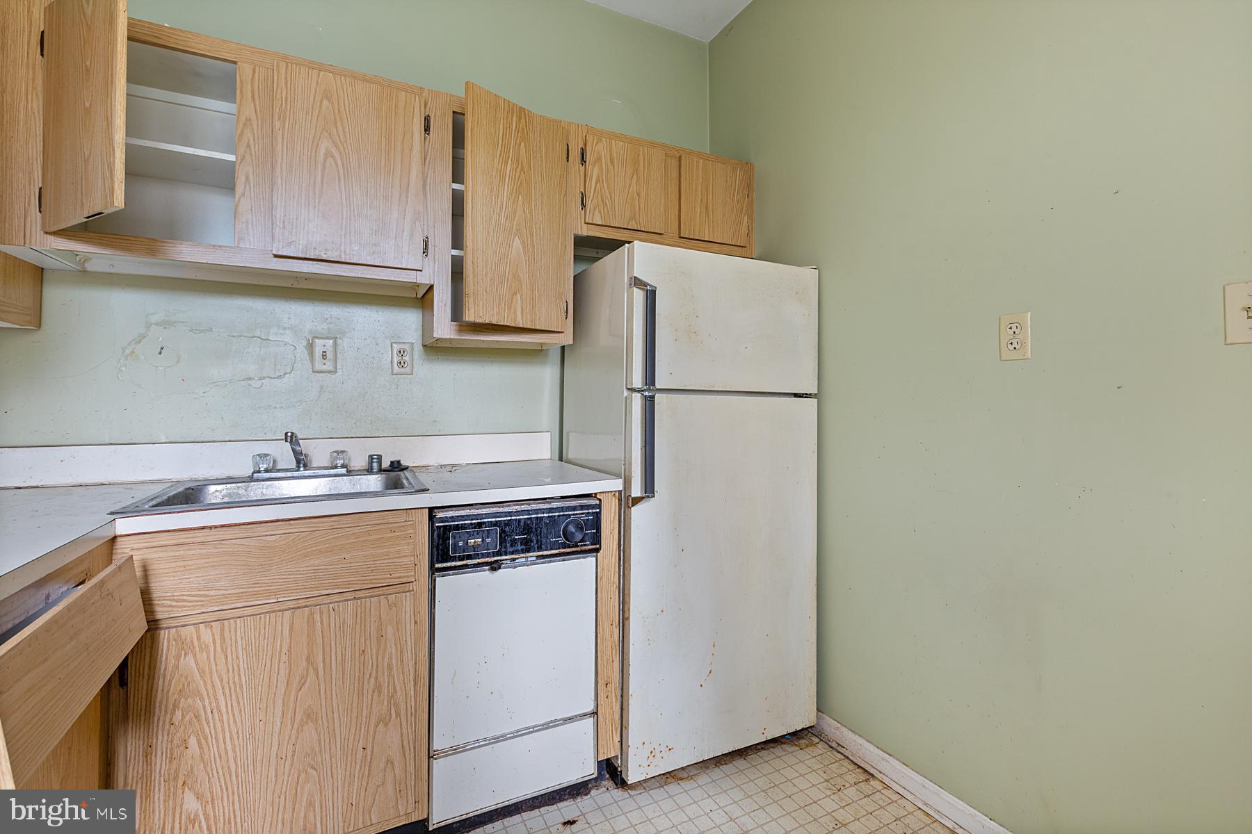 1669 Columbia Road Northwest, Unit 113 Washington, DC 20009 - Photo 13 of 25 Kichen with space for additional furniture