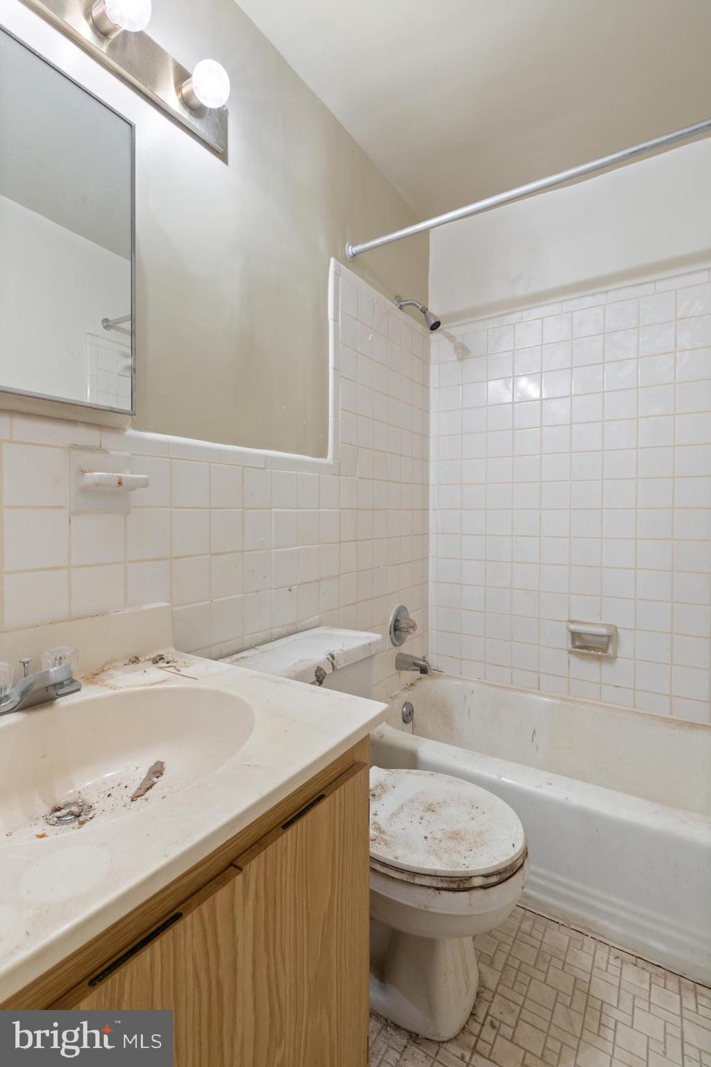 1669 Columbia Road Northwest, Unit 113 Washington, DC 20009 - Photo 20 of 25 Hall bathroom